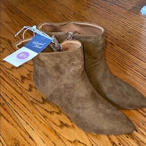 Universal thread size 6.5 Women's Brown Ankle Boots nwt